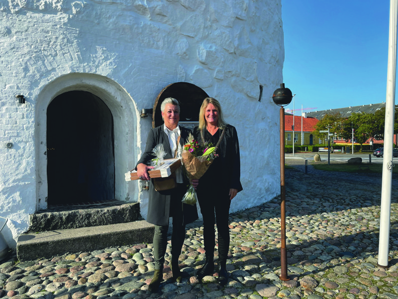Dorte Rasmussen modtog plakette for sin ejendom, Niels Tvillingsvej 10, Strandby.