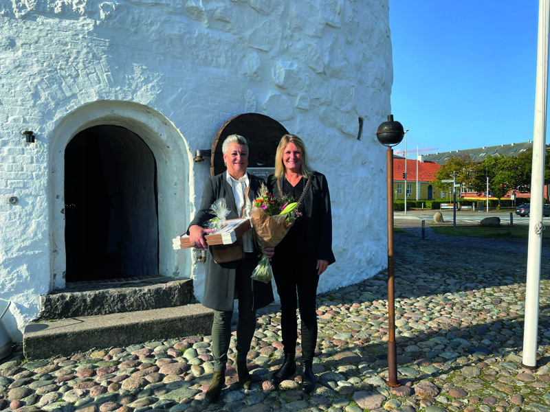 Dorte Rasmussen modtog plakette for sin ejendom, Niels Tvillingsvej 10, Strandby.