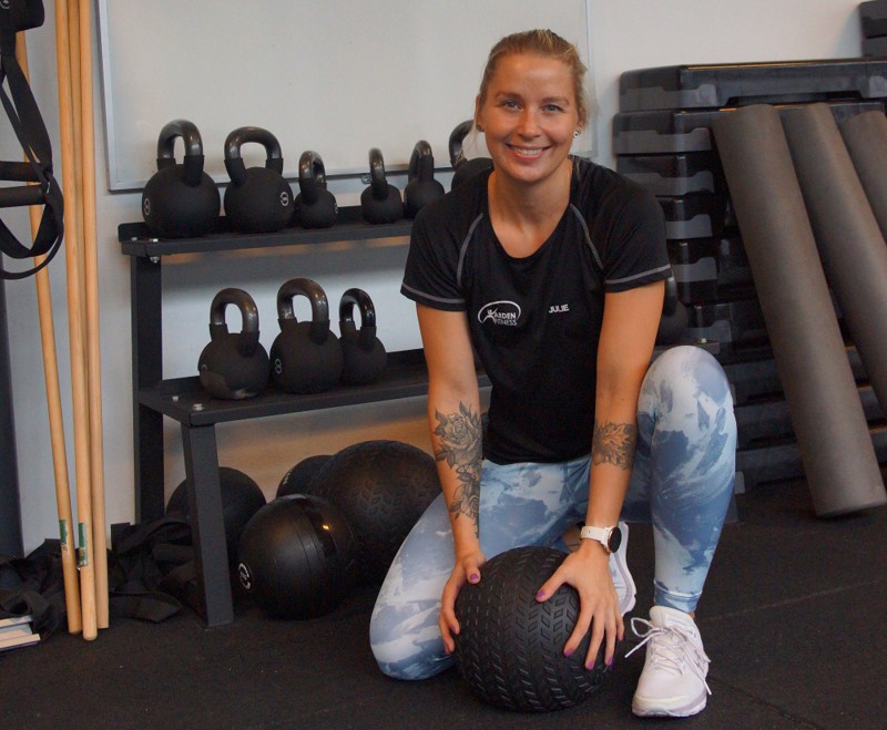 Julie Dalsgaard er nyansat som aktivitetsmedarbejder/instruktør i Arden Fitness - men på færre timer end sin forgænger.