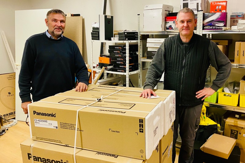 Hos Morsø Antenne og Parabol Service - Panasonic Center i Nykøbing har Bjarne Weiskvist (tv.) og Kim Boll travlt for tiden.