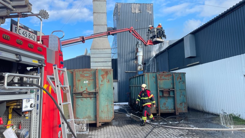 Virksomheden Imdex A/S er brudt i brand, og ilden sender røg ind over Farsø, som Nordjyllands Politi advarer imod.