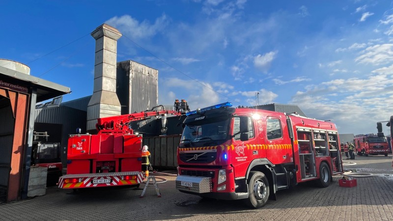 Virksomheden Imdex A/S er brudt i brand, og ilden sender tyk, sort røg ind over Farsø.