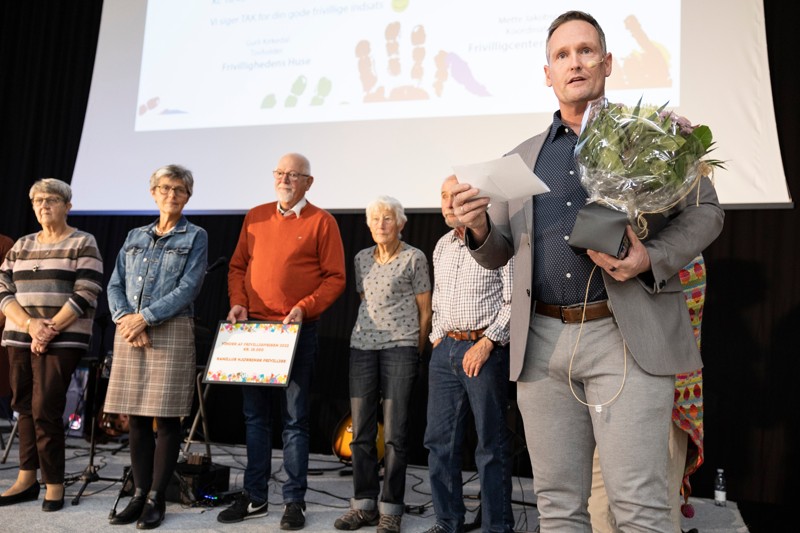Frivilligprisen 2022 blev overrakt af Claus Mørkbak Højrup (V), formand for sundheds-, ældre- og handicapudvalget i Hjørring Kommune. Det er nemlig netop det udvalg, der har fundet frem til, at det i år er Kamillus Hjørrings frivillige, der skal hædres.