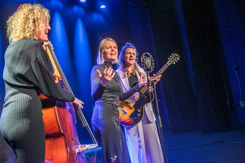 På scenen i koncertsalen spillede trioen bestående af Sara Grabow, Martine Madsen og Eva Skipper.