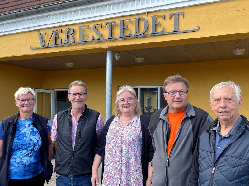 Bente, Jørgen, Joan, Jens og John er de frivillige kræfter bag foredraget med byens tidligere præst, Helge Morre Pedersen.
