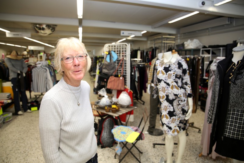 Britta Nedergaard er daglig leder af genbrugsbutikken, som har masser af lækkert tøj til salg.