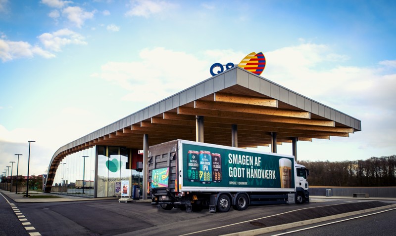 Royal Unibrews lastbiler ruller 8. oktober forbi Q8 på Hadsundvej 95 og Scheelsmindevej 2, hvor du kan afhente de forudbestilte drikkevarer.