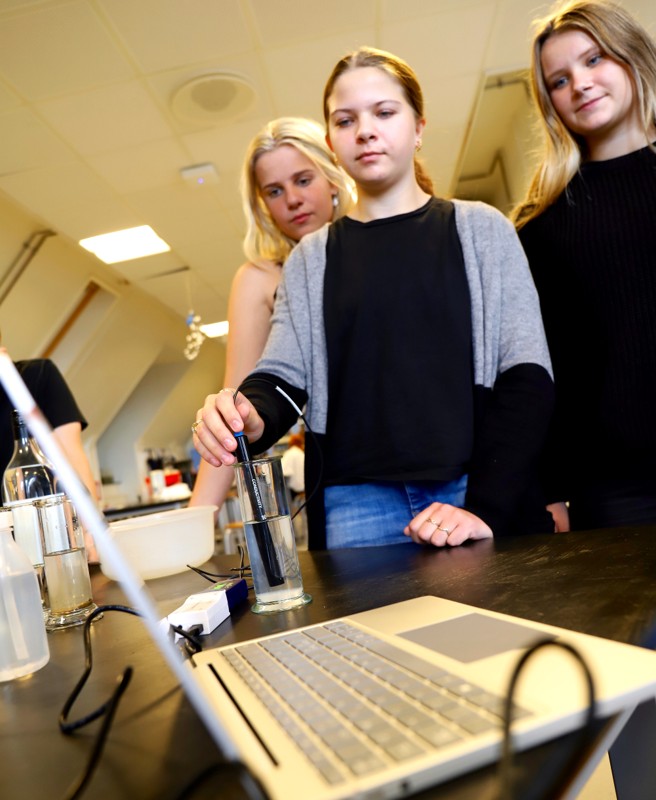 Sille, Cassandra og Ida er vilde med den danske videnskabskvinde Ebba Lund og udfører her et af hendes forsøg.