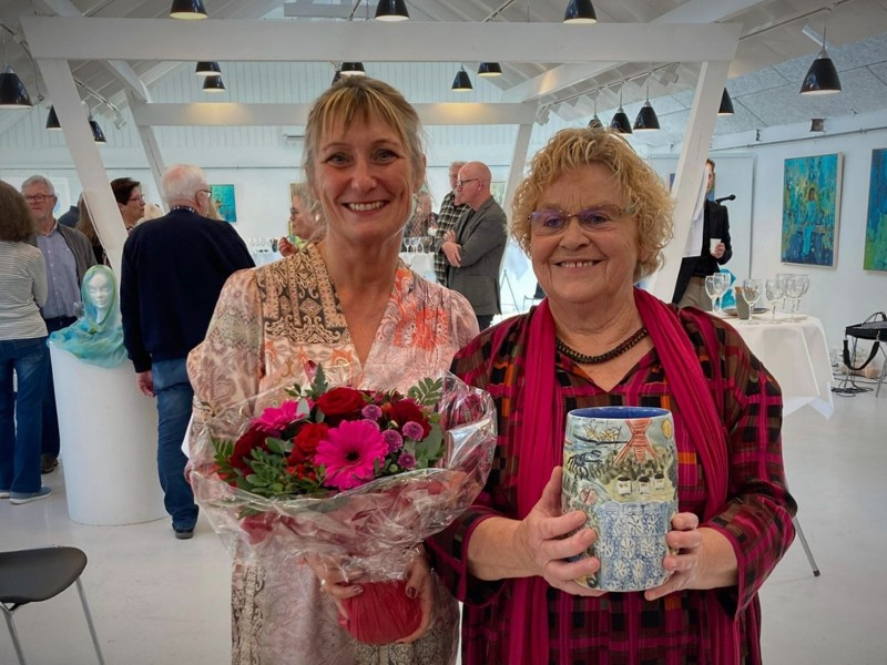 Her ses sidste års modtager af Kulturprisen, Birthe Holmgaard fra Tranum Strandgård (th), sammen med formand for Kultur-, fritids- og landdistriktsudvalget Helle Bak Andreasen.
