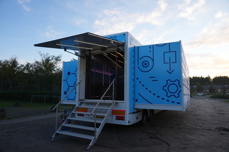 Det mobile undervisningslaboratorium rummer 65 kvadratmeter moderne faciliteter til naturfaglige undervisningsforløb.