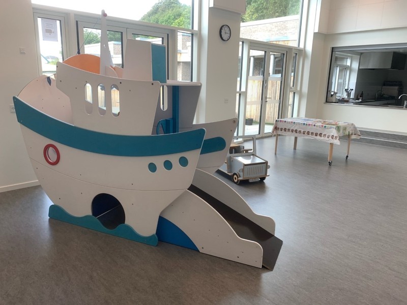 Legeskibet fra biblioteket i Hobro har fået ny placering i Børneuniverset, og det er de glade for i Børneuniverset.
