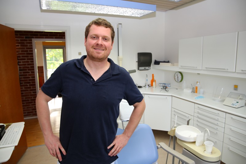 Miklos Daradics er glad for at være tandlæge i Danmark, hvor tandsundheden prioriteres højere end i Ungarn.