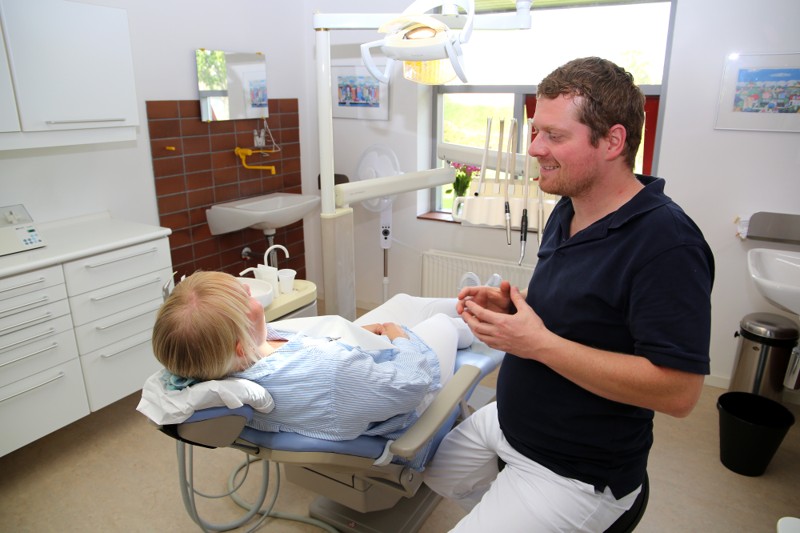 Miklos Daradics har lært dansk på rekordtid og kommunikerer flydende med patienterne.