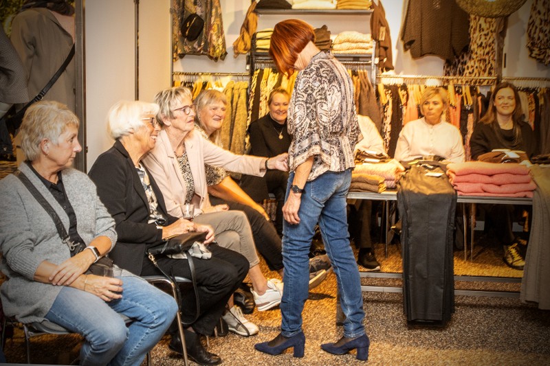 Frk. Nedergaard i Brovst bød søndag og mandag på modeopvisning i butikken. Og det var tilladt at røre ved modellerne.
