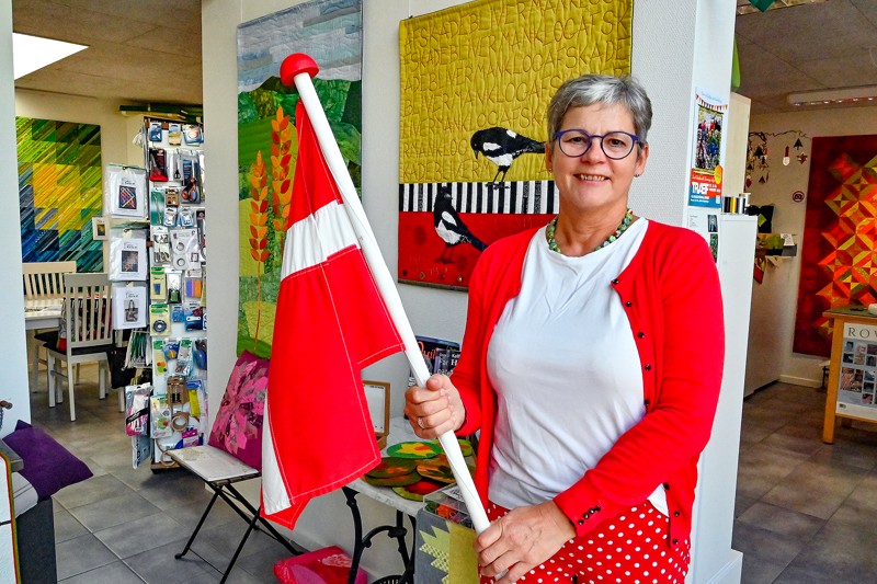 For 10 år siden åbnede Karin Østergaard sin forretning, udstilling og Patchworkcenter Galleri Ø. I weekenden fejres det med kagemand og rabat.