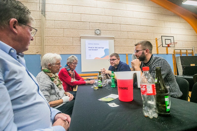 De fremmødte blev inddelt i mindre debatgrupper. Her er det fra venstre Birger Milton, Elsebeth Poulsen, Yrsa Risager, Morten Glenthøj og Thomas Stubbe.