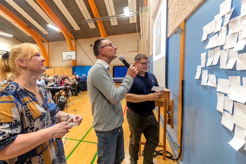 Aftenen udmøntede sig i et væld af bud på Sindals Sjæl. I forgrunden formanden for Sindal Udviklingscenter, Annette Jensen.