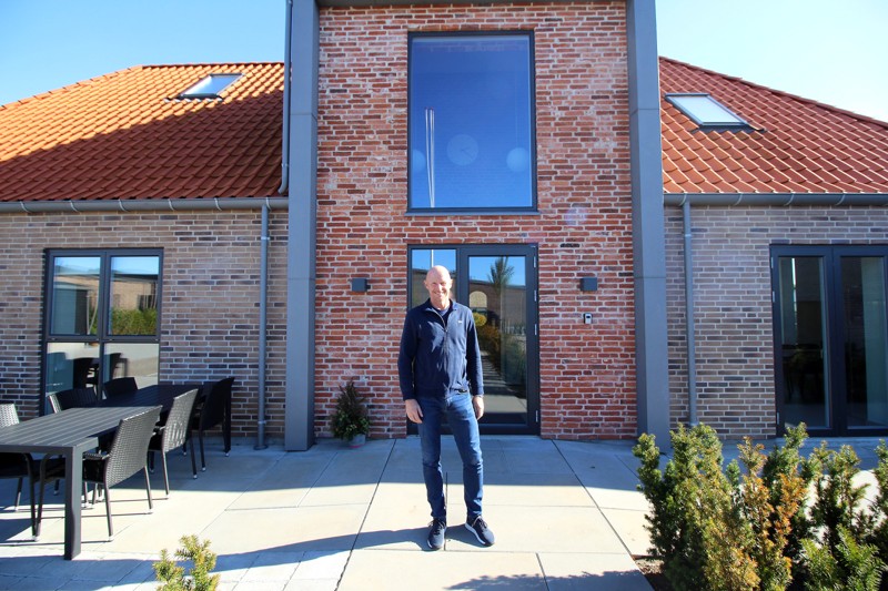I det store og hele er det Hjallerup og omegn, der har Jan Karlsens interesse. Han kan dog lokkes til Dronninglund, hvor han er manden bag Frikvarteret midt i byen.