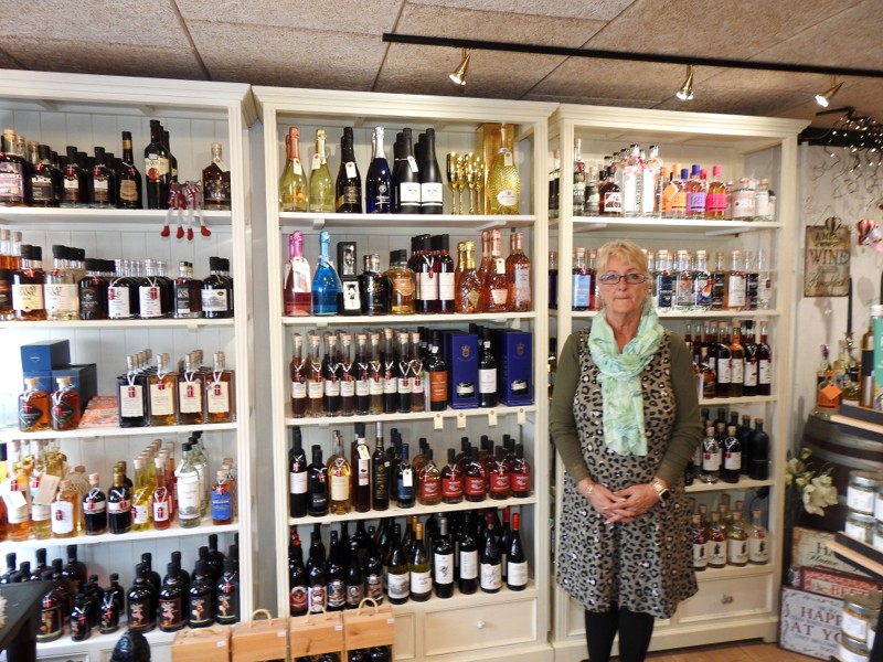Gitte Vestergaard har en kæmpe vin- og spiritusafdeling i Gavehjørnet.