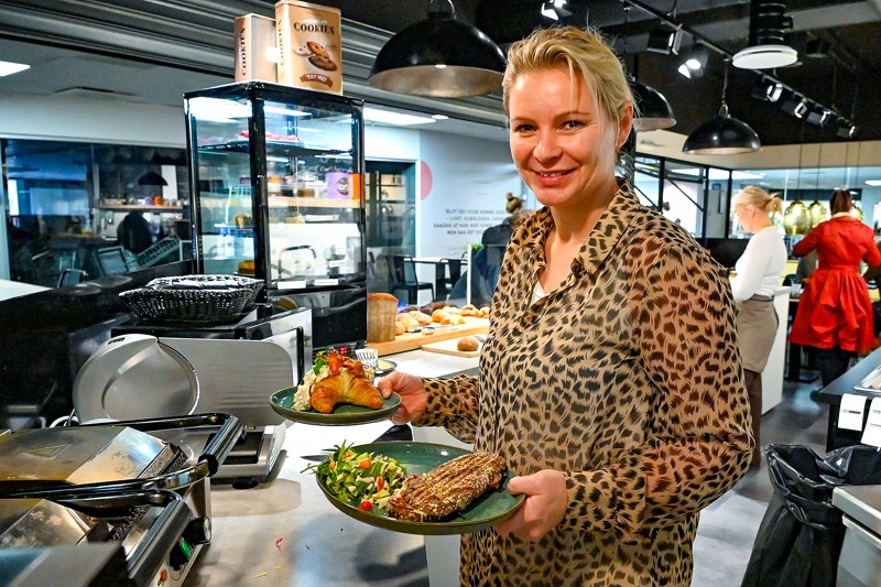 Paninier og croissanter flyver over disken i Cafe Kaffeslapperas. Tina Skaarup har haft vildt travlt de første tre uger - men trives med at være cafe-mutter.
