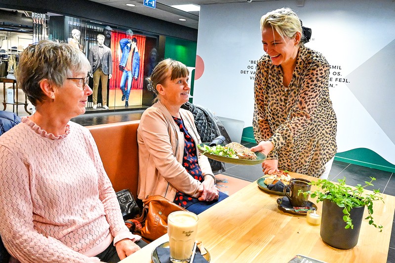 Veninderne Lene Høj, Kerteminde og Jytte Nielsen, Øsløs, elsker at komme på cafe - efter et shoppetur i Thisted. Det er en lækker cafe i har i Thisted, lyder det fra Lene Høj.