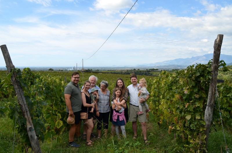 Hele familien Janner Olesen i vinmarken - fra venstre: Anders, Sara, Anker, Christian, Ruth, Emilia, Angela, Jeppe og Erica.
