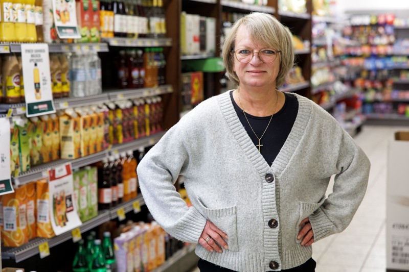 - Gnisten for at være købmand er borte. Jeg er 57 år gammel. Og hvis jeg skal prøve noget nyt, så er det nu, siger Anette Pedersen.