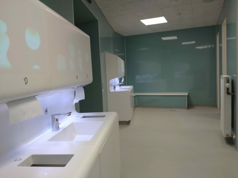 Skoletoiletterne for de yngste klasser på Skolecenter Hirtshals er blevet totalt moderniseret og opgraderet med en ny avanceret løsning, der har sikret børnene rene, trygge og brugervenlige faciliteter.