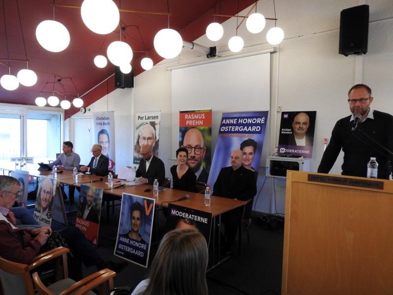 Her er panelet, som bestod af Christian Friis Bach fra Radikale Venstre, Per Larsen, fra Konservative Folkeparti, Rasmus Prehn fra Socialdemokratiet, Anne Honore Østergaard fra Venstre og Kristian Klarskov fra Moderaterne. Det var Morten Nørgaard Morthorst fra ejerkredsen på Fyrklit, der bød velkommen.