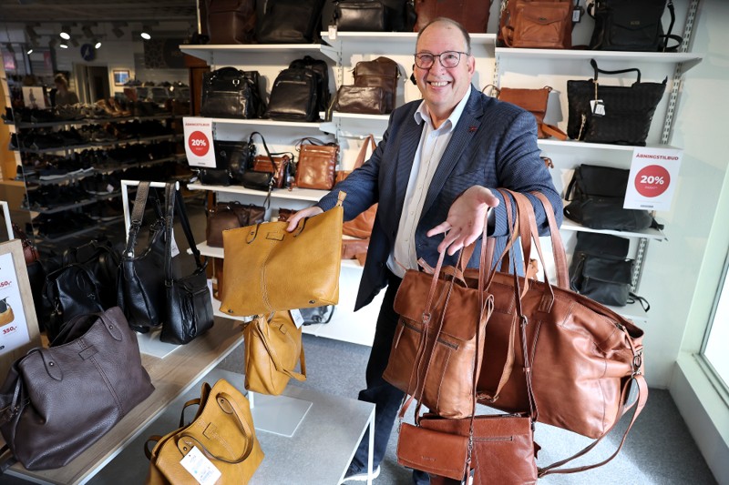 Skoringen i Brønderslev har lavet en afdeling med tasker, og de har også fået kufferter, handsker og andre lædervarer ind. Her viser indehaver Lars Jacob nogle af de nye varer frem.