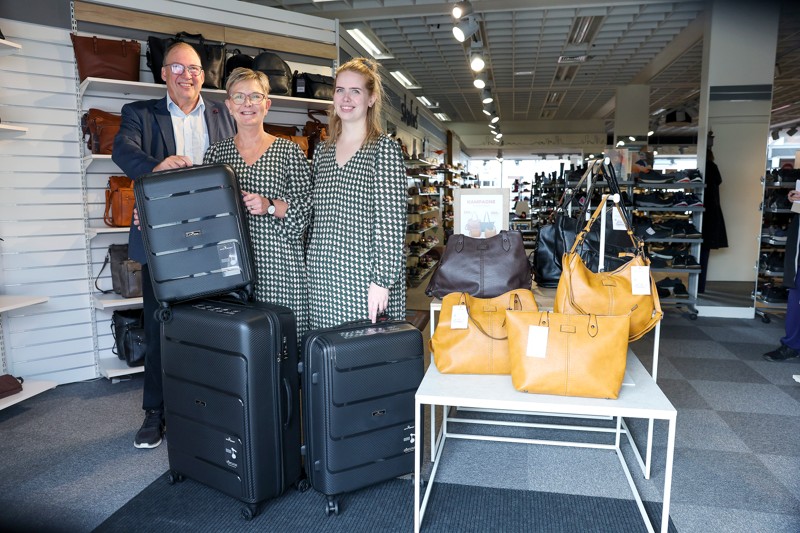 Lars Jacob sammen med to af medarbejderne i butikken, Lone Andersen og Signe Christiansen. Kufferter er også blandt de nye varer i butikken.