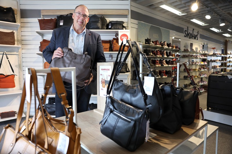 Skoringen har fået en afdeling i butikken, hvor det ikke handler om sko - her er mange tasker i forskellige størrelser og udformninger, og butikken byder også på andre lædervarer som handsker, punge og kufferter.