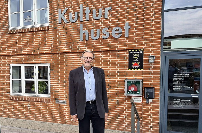 Per Kristensen, formand for Ældre Sagens lokalafdeling i Arden, foran Kulturhuset Arden, hvor Ældre Sagen nu får eget kontor.