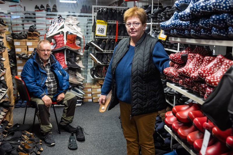 Jane Jepsen har 27.000 par sko i butikken, som kunderne kan vælge imellem. Her hjælper hun Søren Grønby med at finde et par.