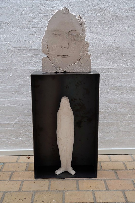 Fra udstillingen i Kunstbygningen: Marit Benthe Norheims skulptur Verdener