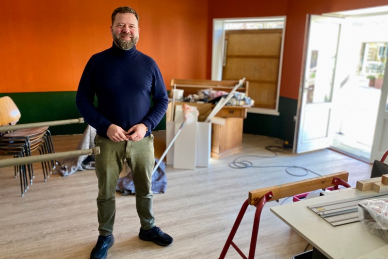 Thomas Schlichting er netop ved at gøre lokalerne til den kommende vinbar "Nabo" klar.