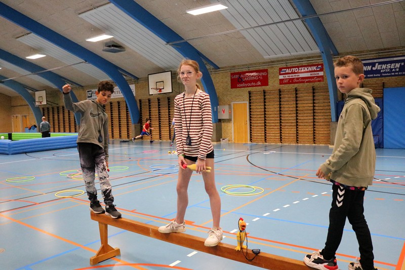 Hvem kan stå på en bom i længst tid med en høne i hånden? Det kunne Malde (tv) i 1 time 48 minutter, nr. 2 blev Oscar (th) med 1 time 45 minutter og på 3. pladsen stod Mille (mf) i 1 time og 5 minutter.