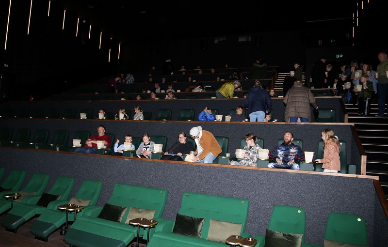 Den store sal i Palads Teatret var fyldt med børn og familier, som sammen så filmen Mugge.