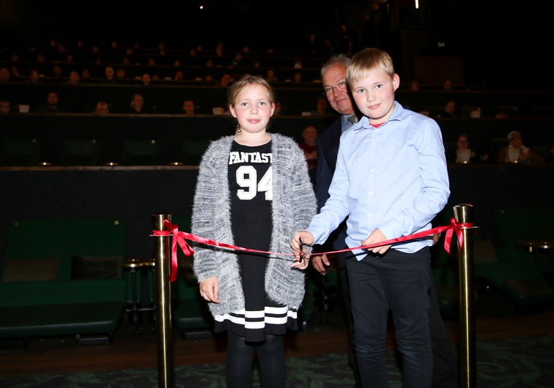 Søskendeparret Merle og Jason klippede den røde snor og markerede, at Gestus Nord nu har en afdeling i Frederikshavn.