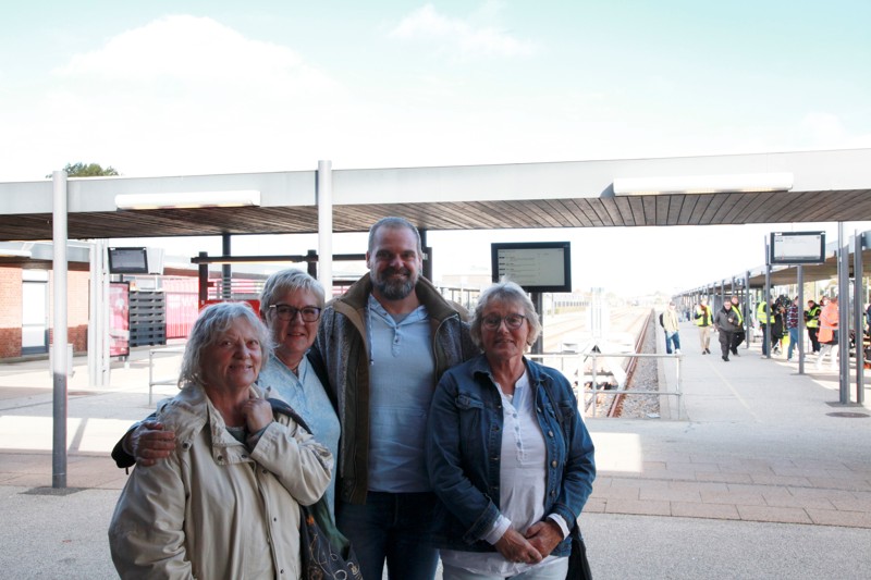 Torben Kelman og statistkollegerne Jenny Larsen, Conny Majlund og Birgit Madsen under optagelserne på banegården i Frederikshavn