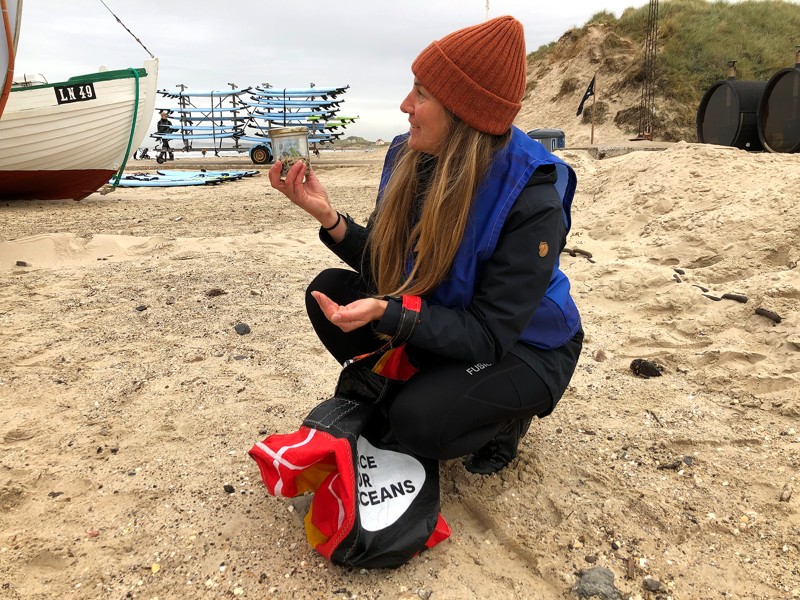 Signe Simonsen med sit syltetøjsglas, der langsomt bliver fyldt med plastik-pellets.