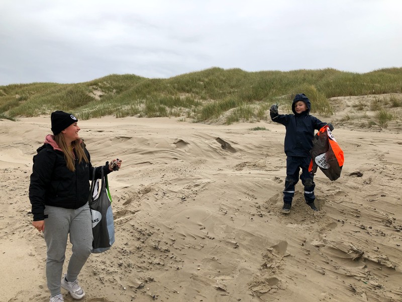 Glade affaldssamlere tog en tørn i efterårsferien for at rense stranden for plast-affald.