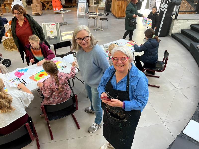 Børnene lavede de flotte papirsposer i godt selskab med kunstnerne Katrine van Godt og Jette Dodensig.