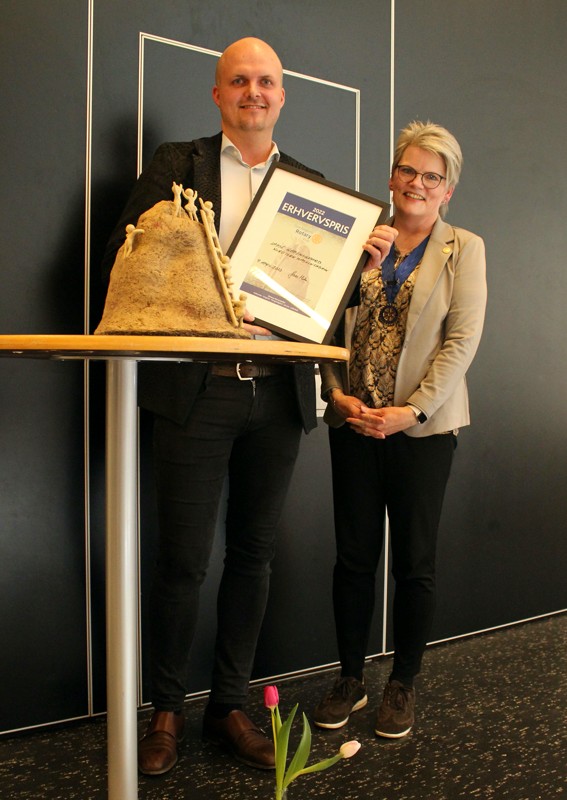 Sidste års modtager af erhvervsprisen, Lasse Gadensgaard, ejer af Nordturn Maskinfabrik ved Flauenskjold, sammen med daværende præsident for Dronninglund Rotary Klub, Jane Holm.