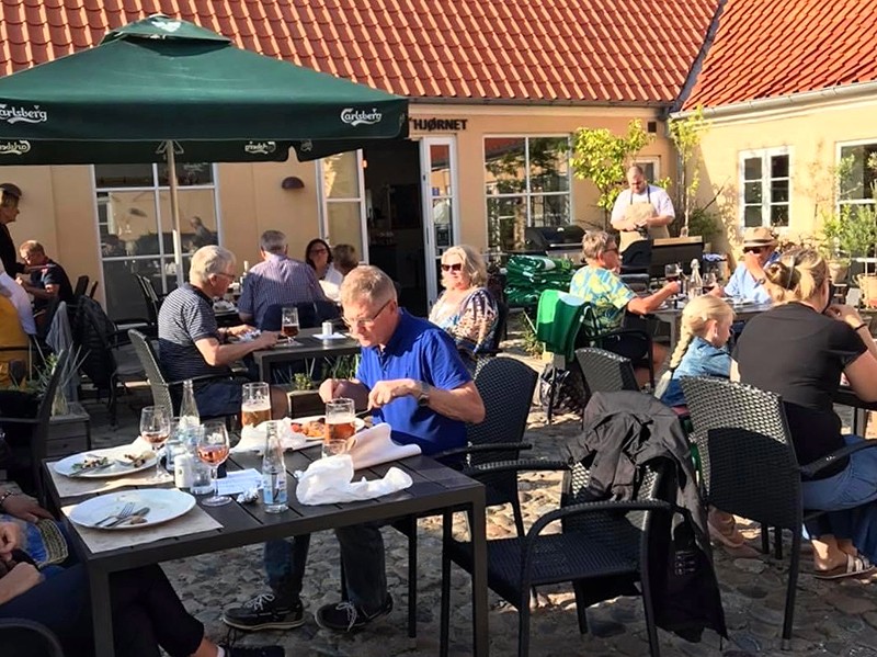 I Restaurant Hjørnets gårdhave kan en lækker frokost nydes, når vejret tillader det.