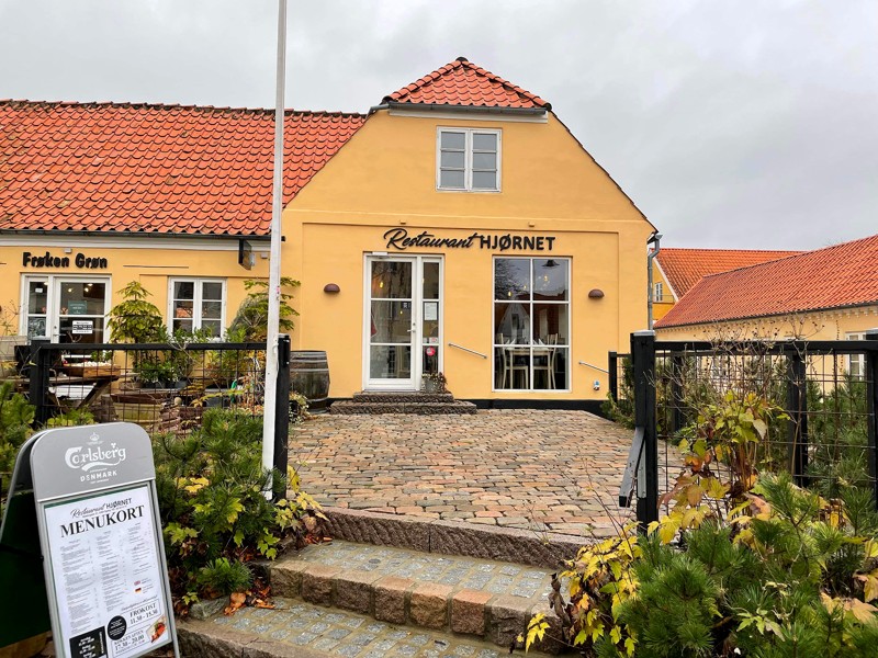 Restaurant Hjørnet ligger godt og synligt placeret på hjørnet ud til Søndergade og langs Pindborggade.