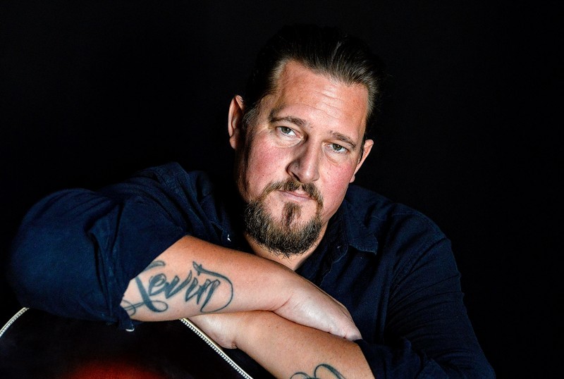 Det nye album fra Mads Toghøj indeholder duetter med både Julie Berthelsen og Tamra Rosanes. Sidstnævnte har desuden skrevet et af numrene på albummet sammen med Toghøj..