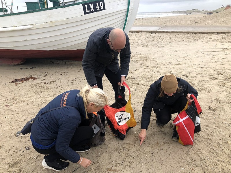 Maja Torp, Rasmus Prehn og Signe Simonsen havde fingrene helt nede i sandet, da de sammen samlede små plastik pellets i sandet ved bådepladsen i Løkken.