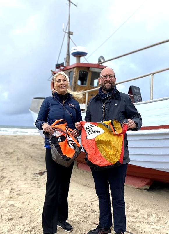 De to politikere nød at sætte valgkampen på pause med en tur på stranden i den gode sags tjeneste.
