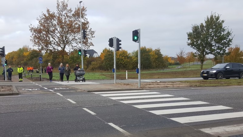 Nu kan især fodgængere og cyklister komme mere sikkert over Hobrovej ved Buderupholmvej og Nibevej.